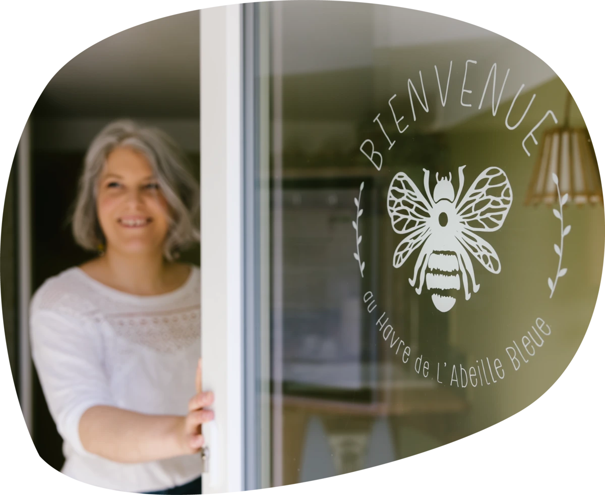 Accueil au cabinet de naturopathie à Belfort, avec le logo Le Havre de l’Abeille Bleue sur la porte