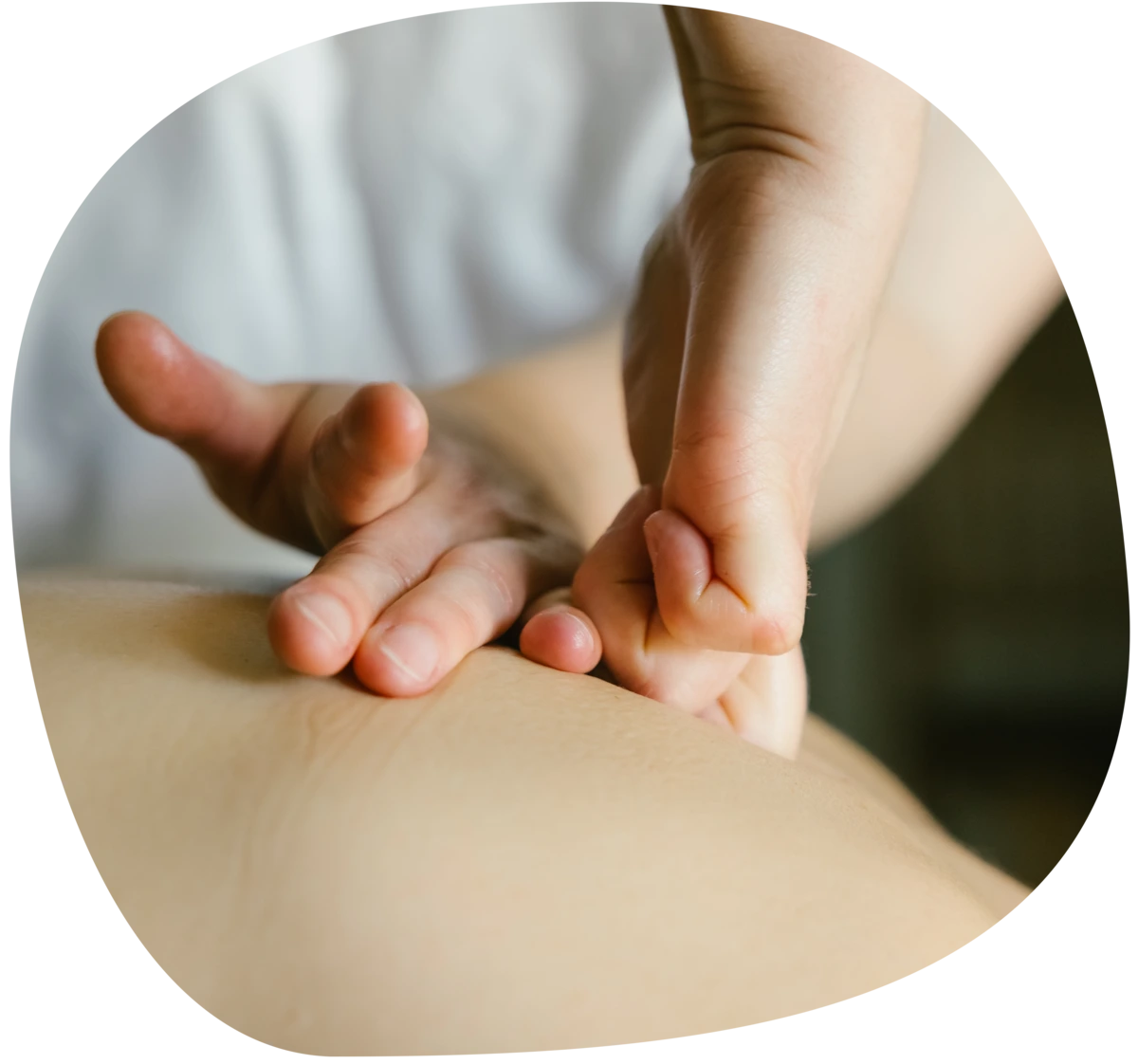 Massage naturopathique du dos lors d’une séance à Belfort