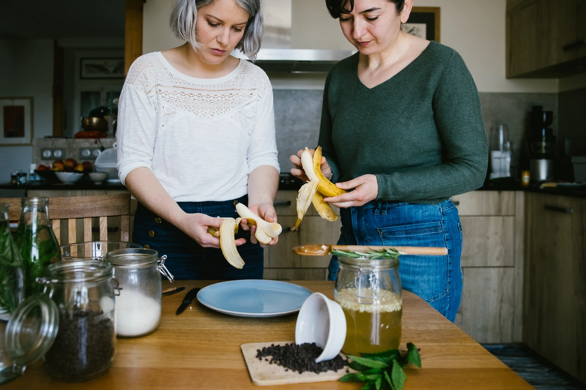 Moment de partage autour d’une infusion pendant un atelier culinaire