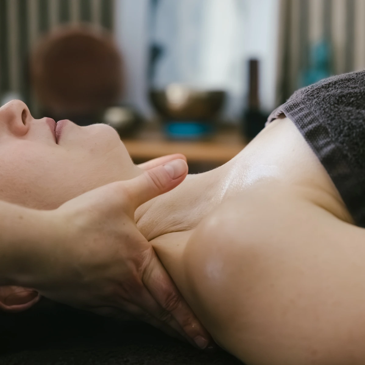 Massage du visage dans un cadre calme et propice au relâchement