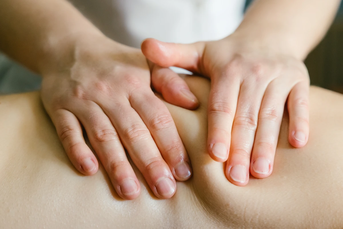 Massage manuel ciblé lors d’une séance de massage naturopathique
